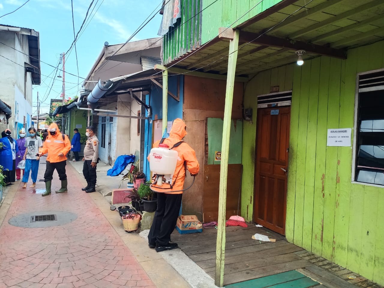 Tim dari Polres Inhil Semprot Cairan Disinfektan di Pemukiman Warga Terpapar Covid-19