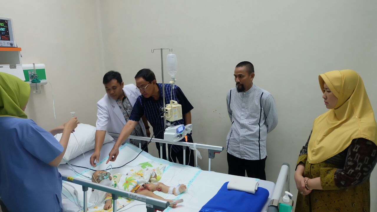 Bupati Inhil Sambangi Balita Pengidap Hepatitis Kulit