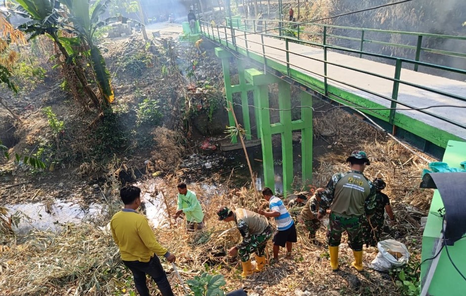 Cerita Satgas TMMD 129 Bojonegoro Rajut Kebersamaan di Jembatan Brang Etan