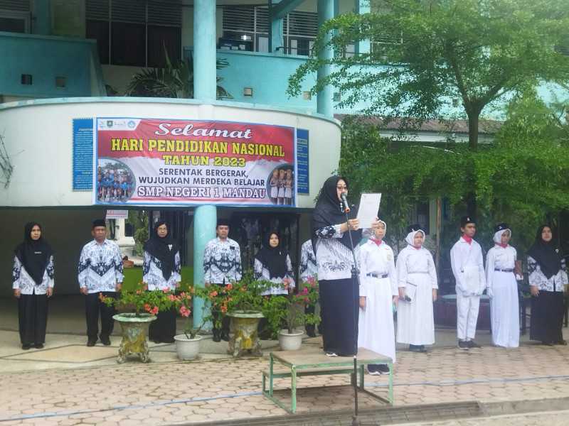 SMP Negeri 1 Mandau Gelar Upacara Peringatan Hardiknas Tahun 2023