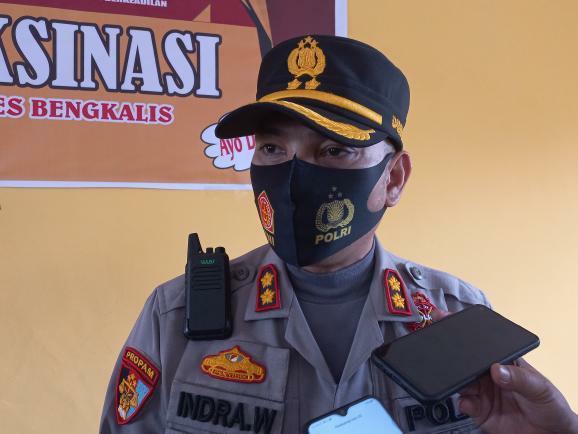 Kapolres Bengkalis dan Kapolsek Mandau Tinjau Pelaksanaan Vaksinasi di Desa Air Kulim