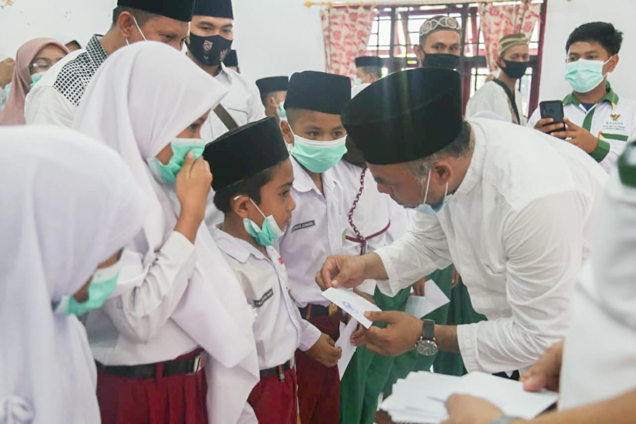 Bupati Labuhanbatu Serahkan Zakat Dan Infaq BAZNAS di Panai Hulu
