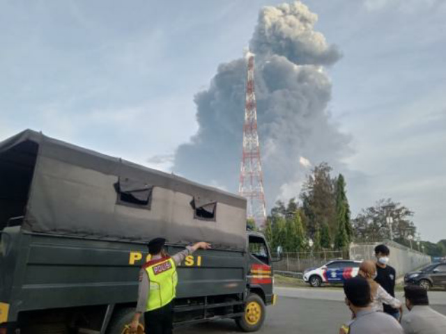 Begini Penampakan Kebakaran Hebat Kilang Minyak Balongan, Asap Tebal Membubung Tinggi