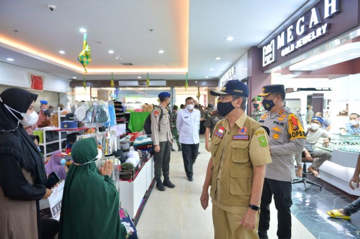 Tak Menggunakan Masker, Gubri Tegur Langsung Pengunjung Mall