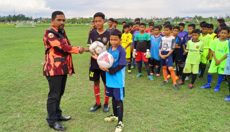 Kunjungi SSB Persekat,  Ahmad Dahlan Berikan Motivasi
