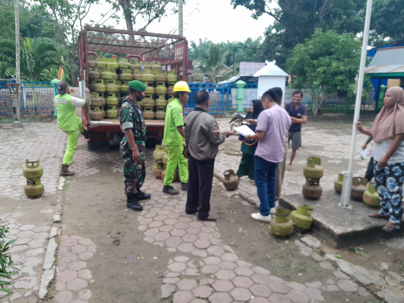Sertu Aslim Lubis Ikut Giat Pengamanan Operasi Pasar Gas 3 Kilo