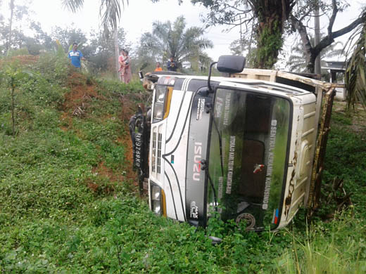 Truk Pengangkut Keramik Terjungkal