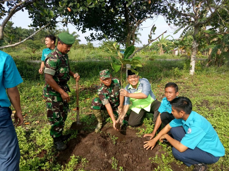 Kodim 0320/Dumai Gelar Penghijauan di SMKN 6 Teluk Makmur