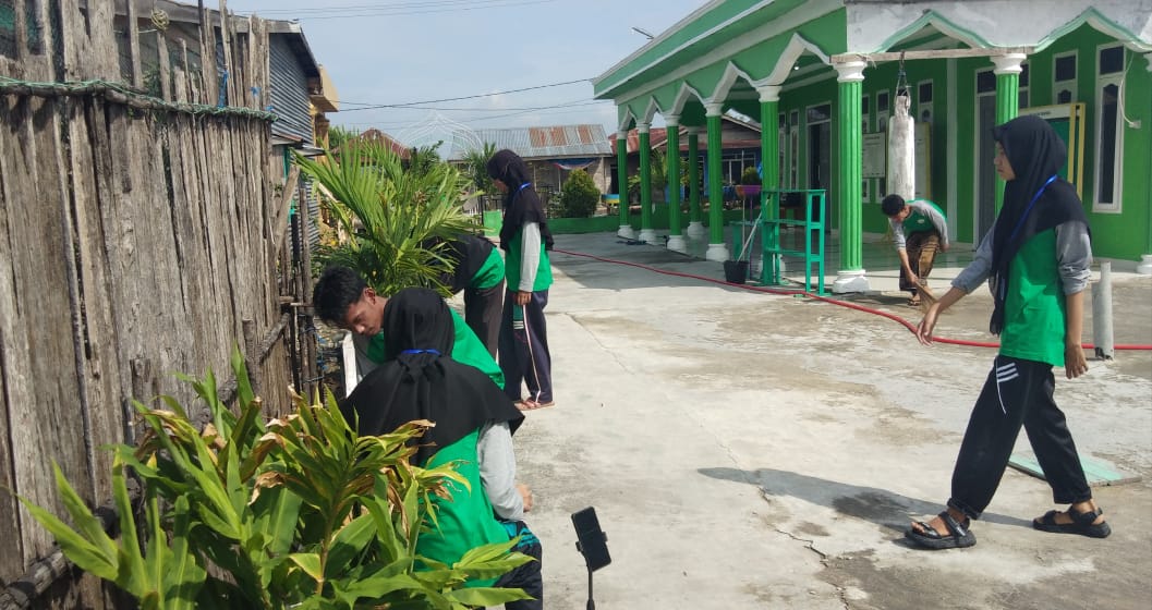 Mahasiswa KKN STAI Ar-Ridho Bagansiapiapi Goro di Masjid Nurul Hidayah Kecamatan Palika
