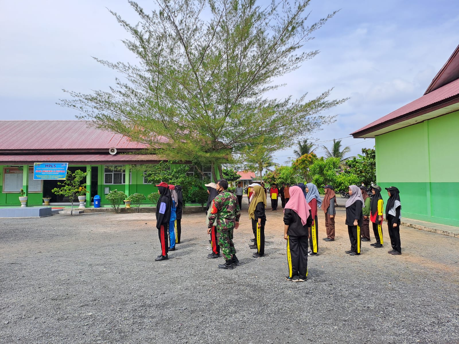 Serka Albinur Lubis Melatih PBB Pelajar SMKN 6