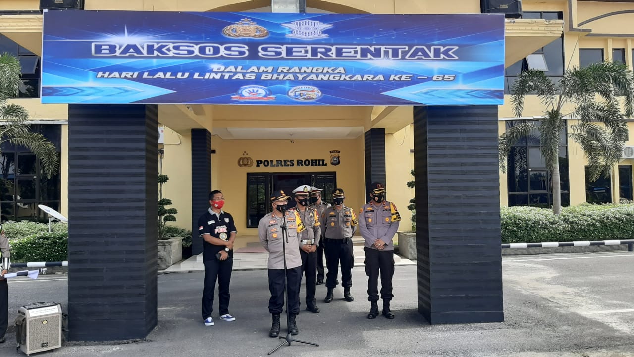 Hut Lantas Ke-65, Kapolres Rohil Bagikan 100 Paket Sembako Dan Ratusan Masker Kepada Komunitas Angku