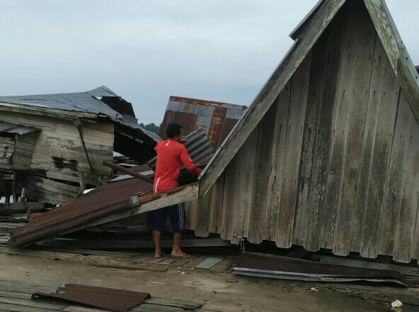 Diterjang Angin, Kantin Pasar Desa Teluk Bunian Ambruk