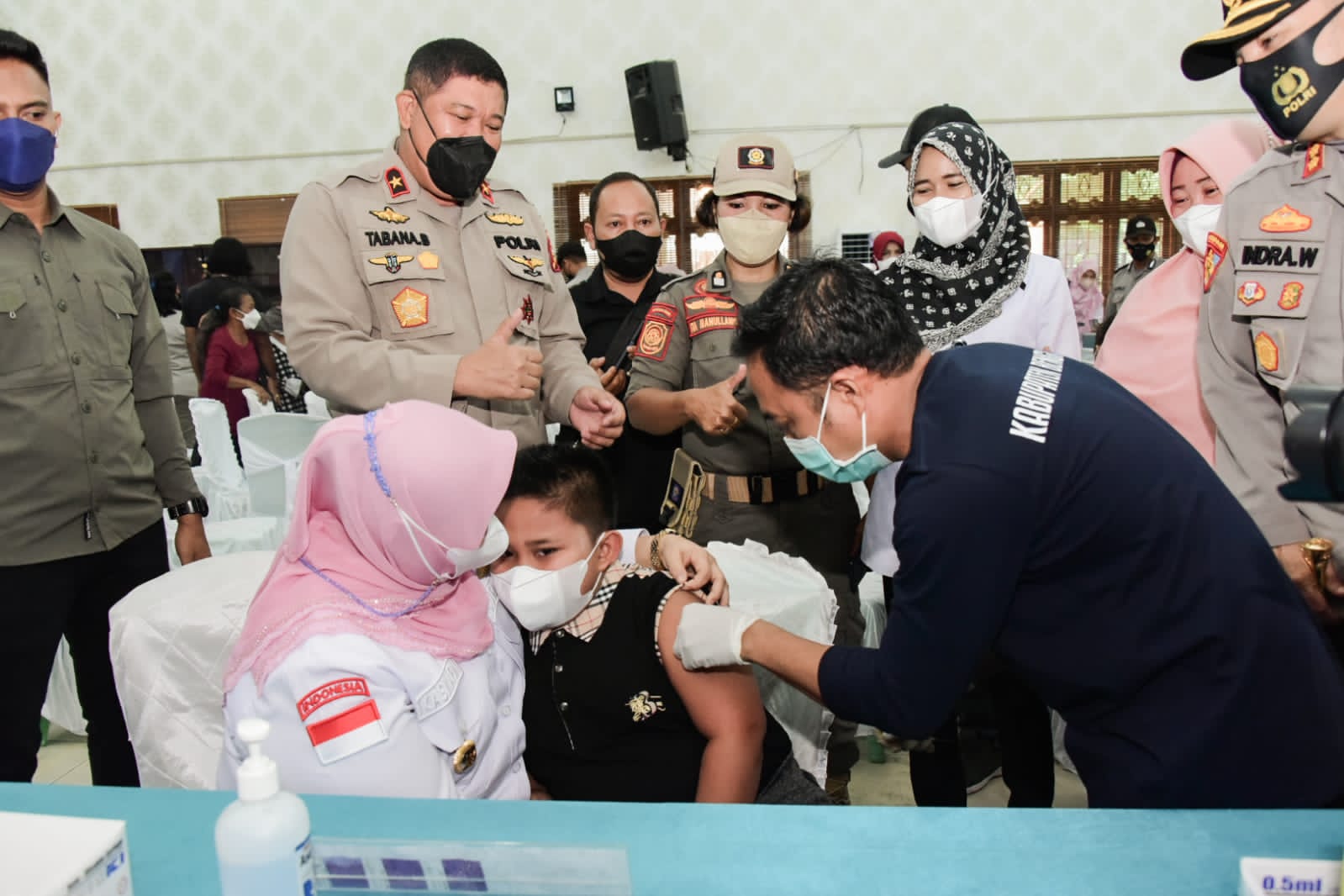 Bupati Bengkalis Dampingi Putra Bungsunya. ''Abeng Tidak Takut Suntik Ma!''