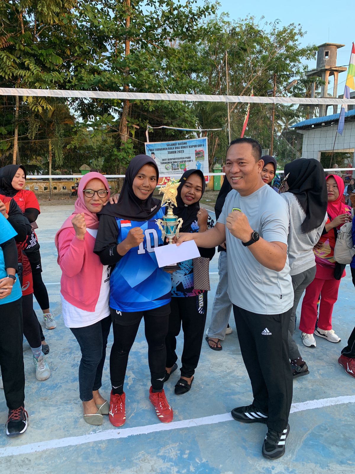 Kapten Arh M.I Daulay Serahkan Hadiah Kepada Pemenang Bukit Kapur Cup I