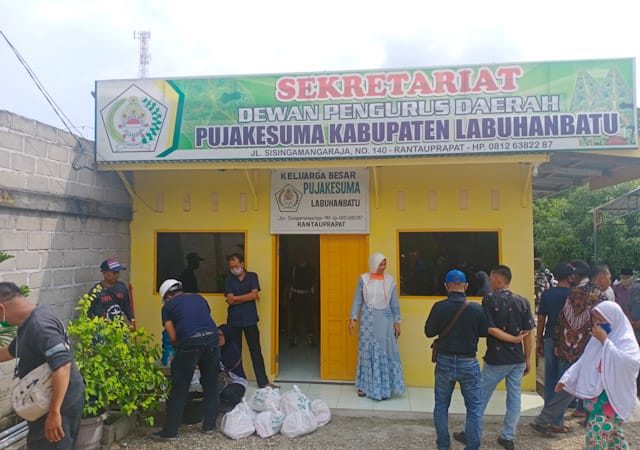 Bupati Labuhanbatu Bersama DPD Pujakesuma Menyerahkan Bantuan Sembako