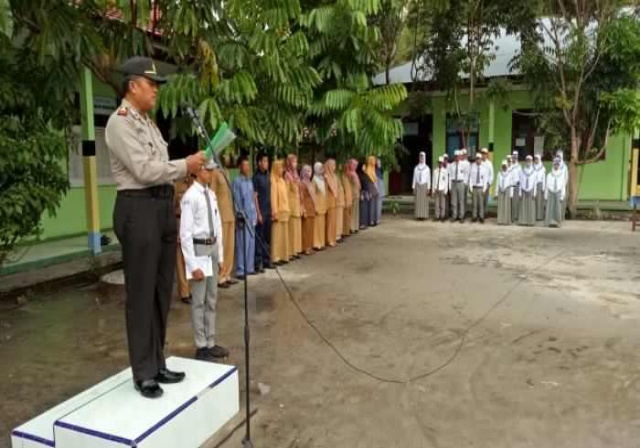 Kapolsek Bengkalis Jadi Inspektur Upacara di Sekolah, Ingatkan Siswa Akan Bahaya Narkoba