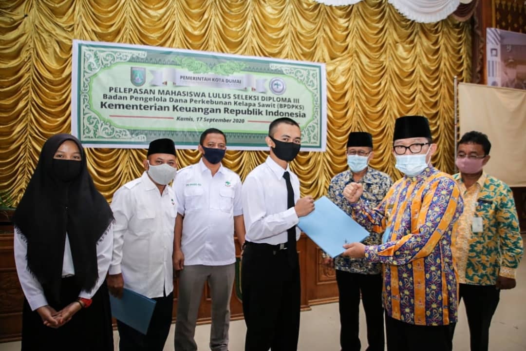 Walikota Dumai Hadiri Pelepasan Mahasiswa Lulus Seleksi Beasiswa Binaan APKASINDO