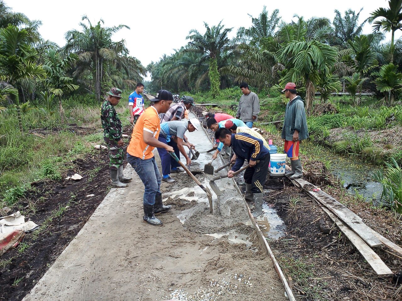 TMMD Kodim 0314/Inhil, Warga Gencar Bantu TNI Laksanakan Pembangunan
