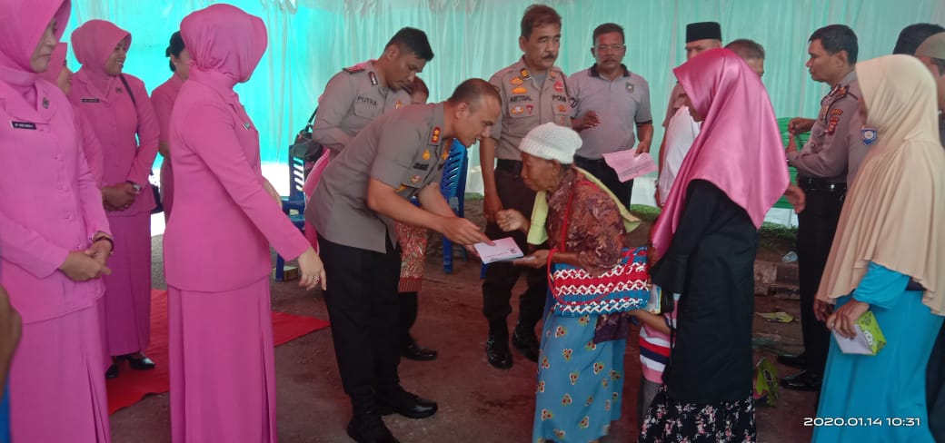 Kapolres Bengkalis salurkan Zakat ke Kaum Dhuafa