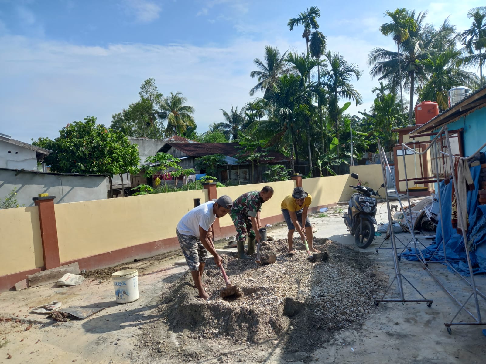 Babinsa Kelurahan Bagan Besar Bantu Pengecoran Musholla