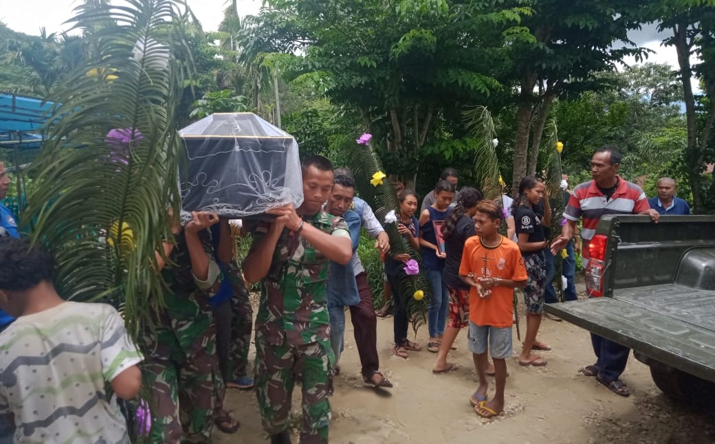 Kepedulian Kepada Masyarakat Perbatasan, Satgas Pamtas RI-RDTL Yonif 132/BS Bantu Proses Pemakaman