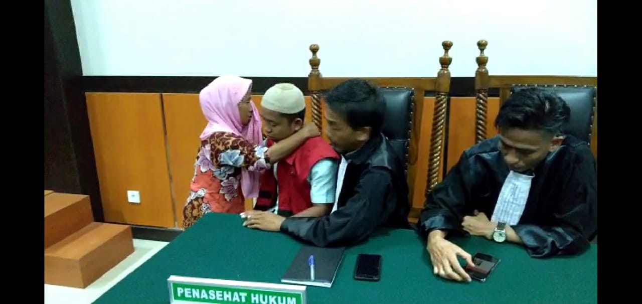 Sang Ibu Peluk Irwan Usai Divonis Hakim