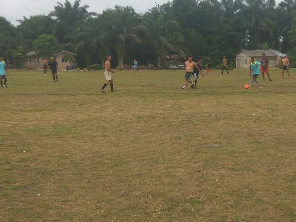 Warga Kampung Baru Latihan Sepakbola bersama Satgas TMMD