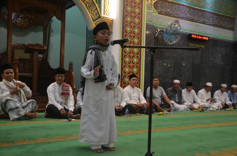 Penampilan da’i cilik ini membuat kagum para jamaah termasuk Plt Sekda Arianto