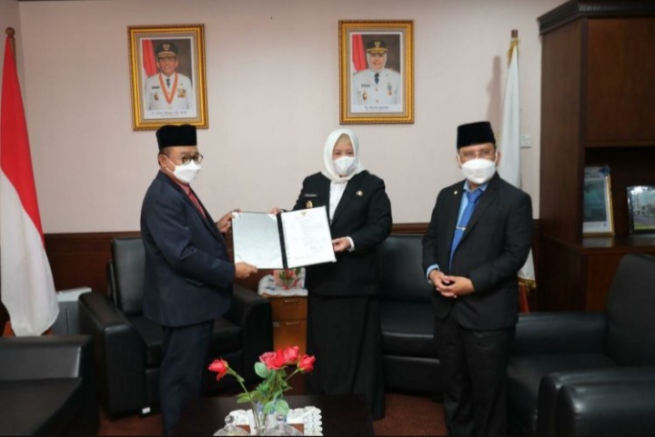 Wagub Marlin Serahkan SP Plh Bupati Karimun