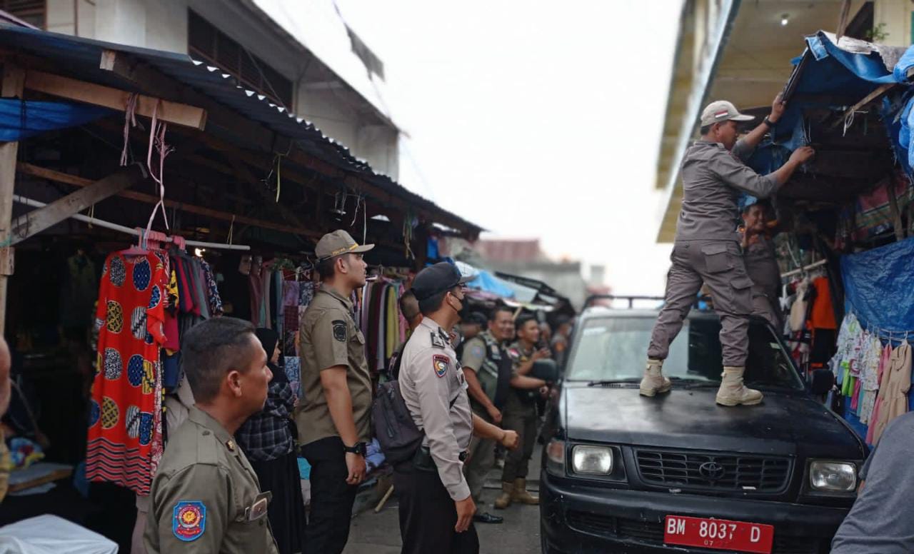 Satpol PP Bongkar Paksa Tenda Pedagang di Pasar Mandau