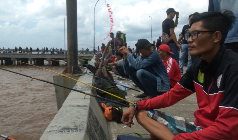 Ratusan Pemancing Buru Udang Galah di Parit 21 Tembilahan