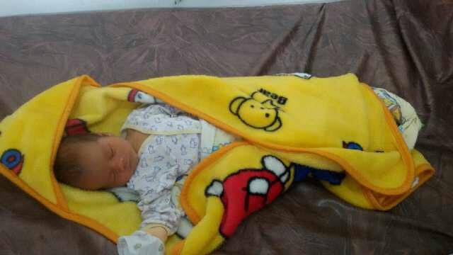 Bayi Mungil Ini Ditinggalkan di Teras Rumah Warga