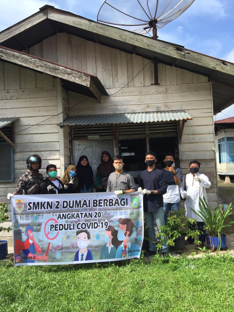 Bersyukur atas Kelulusan, Siswa SMKN 2 Dumai Berbagi Sembako