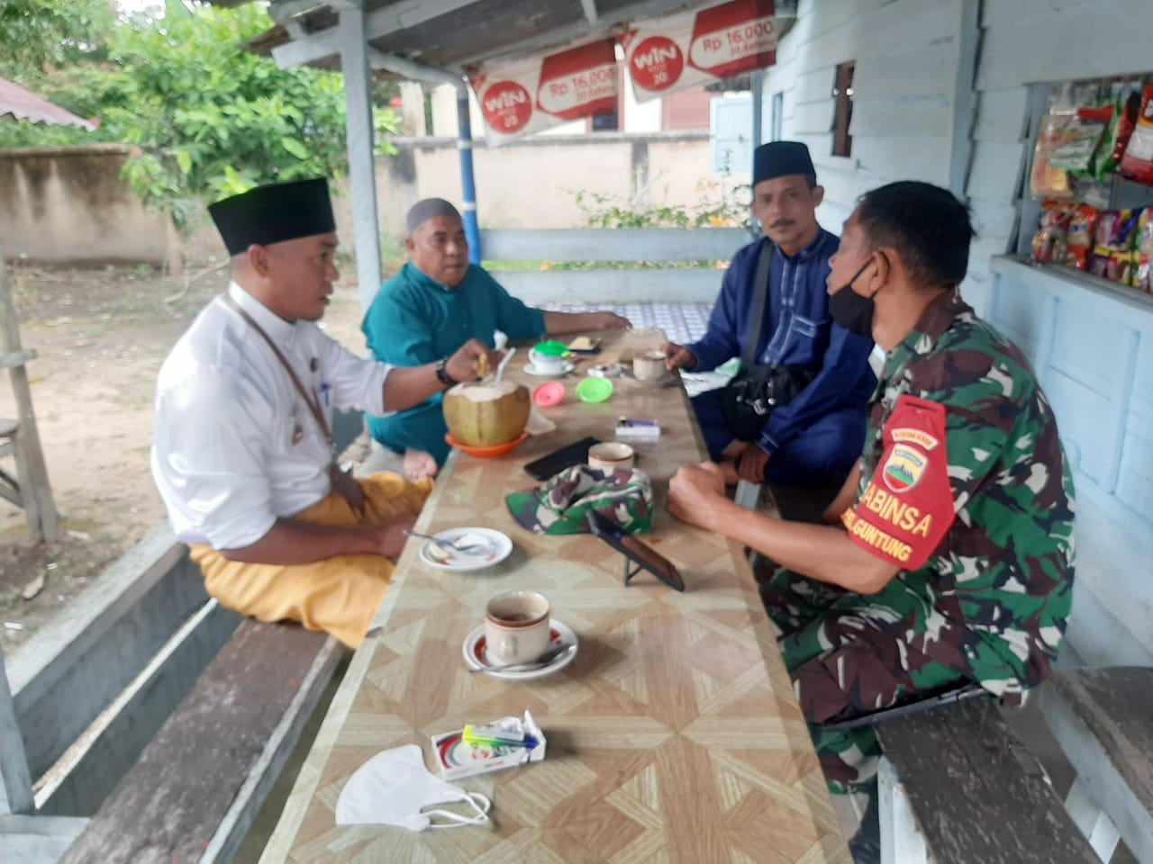 Ditemani Kopi Hangat, Serka Aslim Lubis Laksanakan Komsos