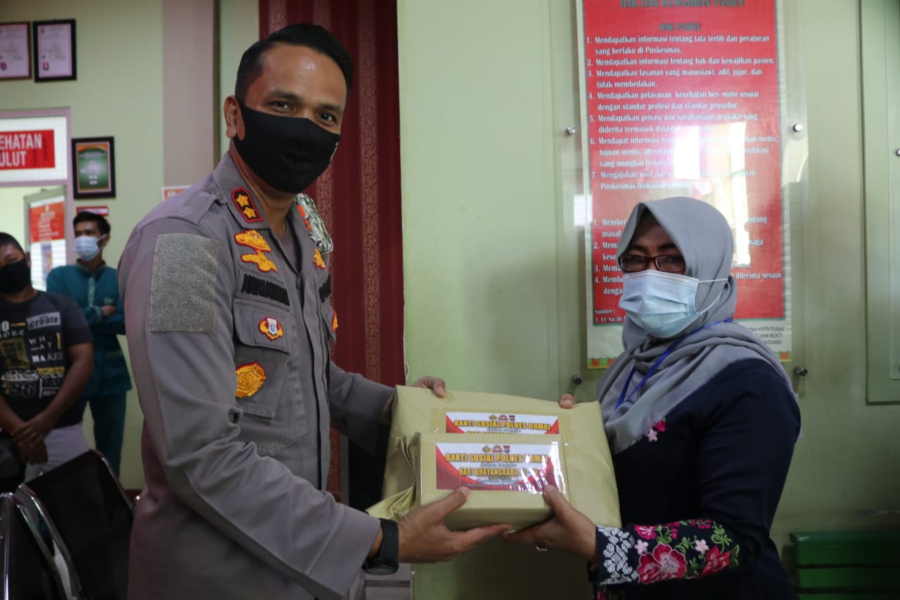 Polres Dumai Beri Bantuan Dan Bingkisan Kepada Petugas Medis Puskesmas Jaya Mukti