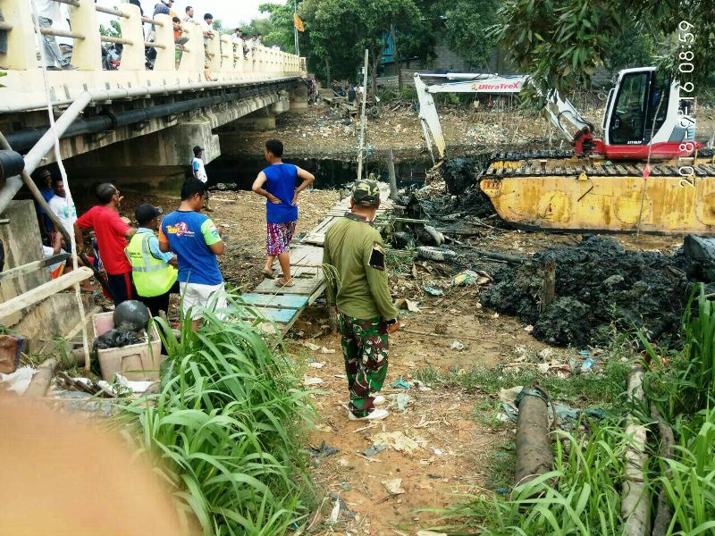 Babinsa 10 Bengkong Laut, Ikut Goro bersama Warga dan Camat Bengkong
