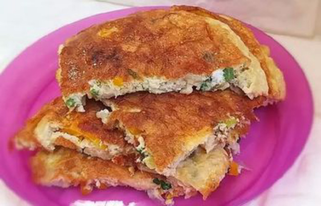 Telur dadar jamur tiram buat lauk sarapan.