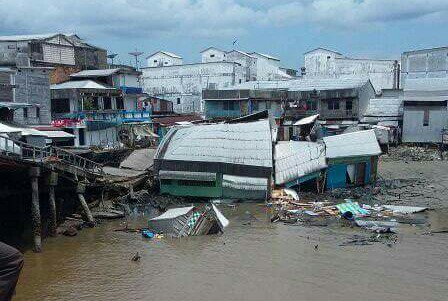 Tanah Longsor, 4 Unit Rumah Warga Kuala Enok Inhil Ambruk