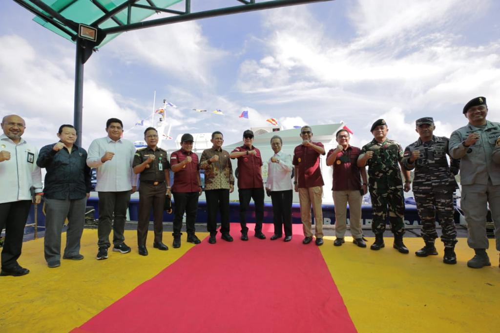 Gubernur Ansar Menyerahkan Bantuan Hibah Berupa Kapal Patroli Imigrasi  Kepada Kemenkumham RI