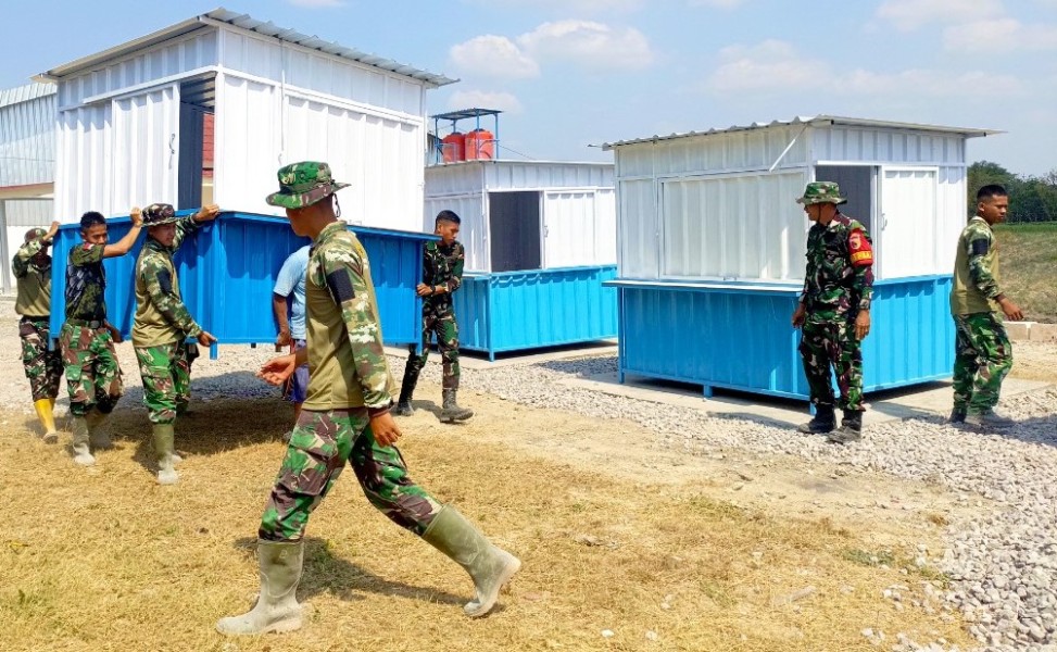 Panas Terik Tak Masalah! Satgas TMMD 129 Bojonegoro Gotong 'Lapak Masa Depan' Demi UMKM Kesongo