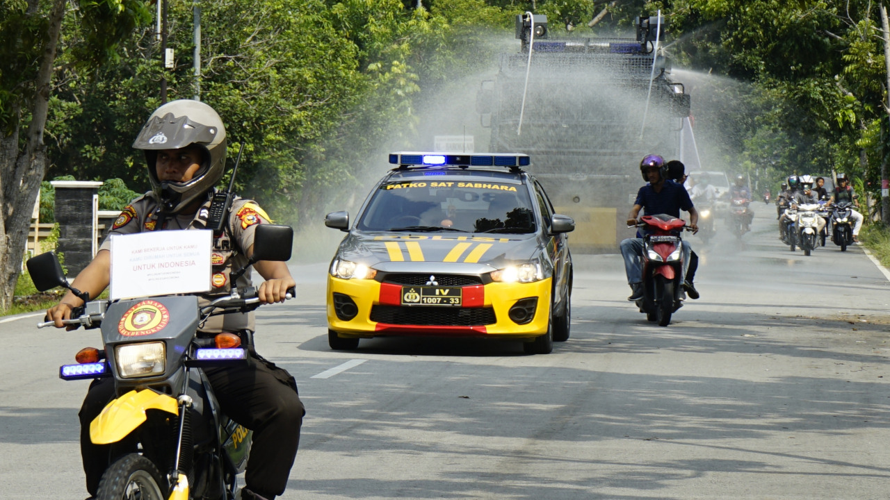 Cegah Penyebaran Covid-19, Polres Bengkalis Lakukan Penyemprotan Disinfektan