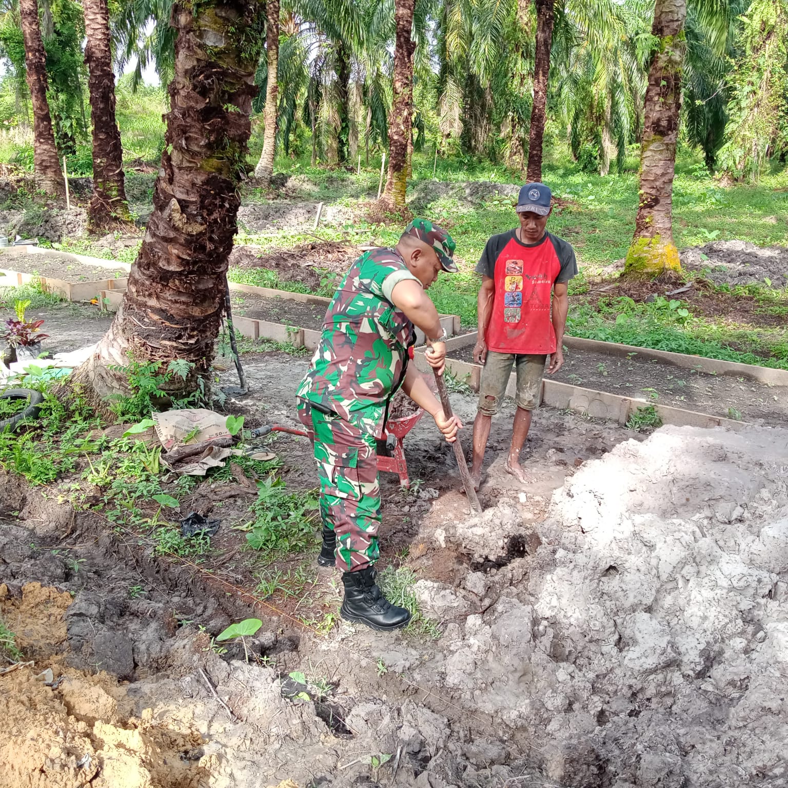 Babinsa Laksanakan Goro Pembangunan Sumur