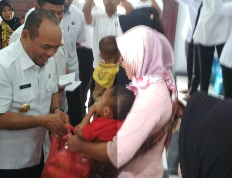 Bupati Labuhanbatu Serahkan Bantuan Ke 50 Kepala Keluarga Gizi Kurang