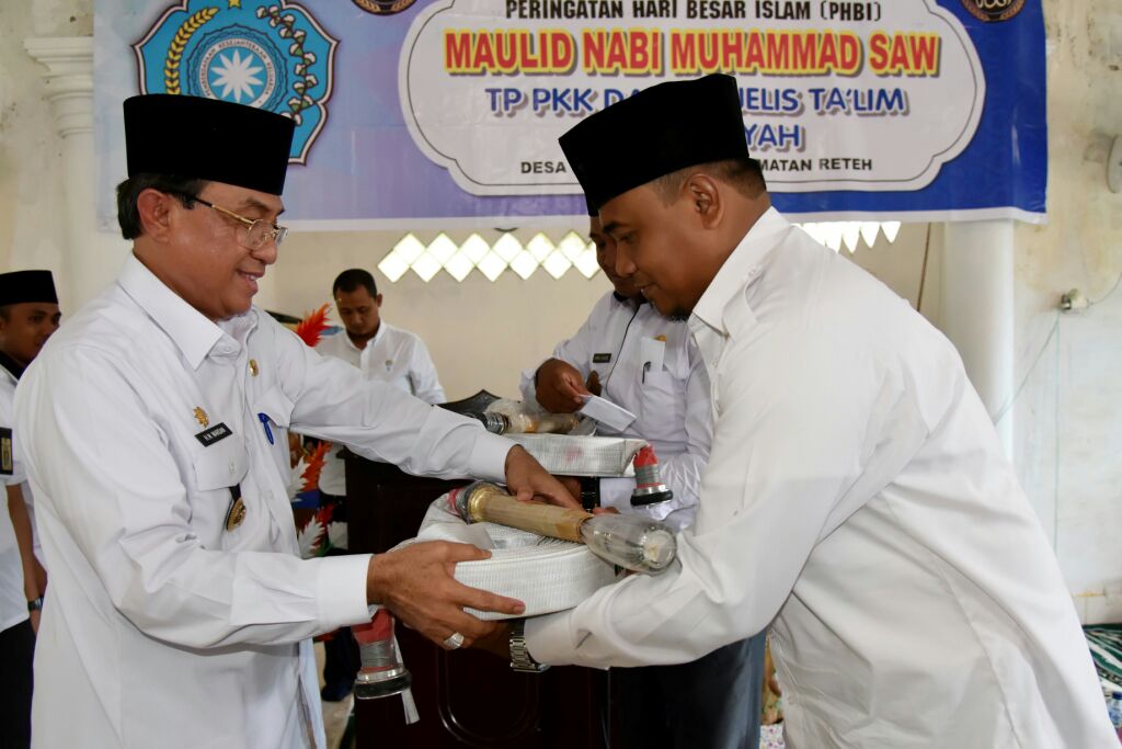 Bupati Inhil Serahkan 2 Unit Mesin Apung