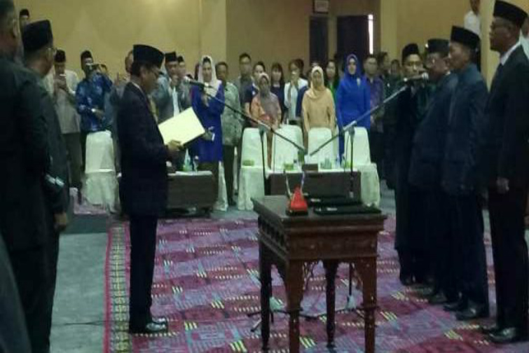 Ketua DPRD Provinsi Kepulauan Riau Lantik Tiga anggota DPRD hasil PAW