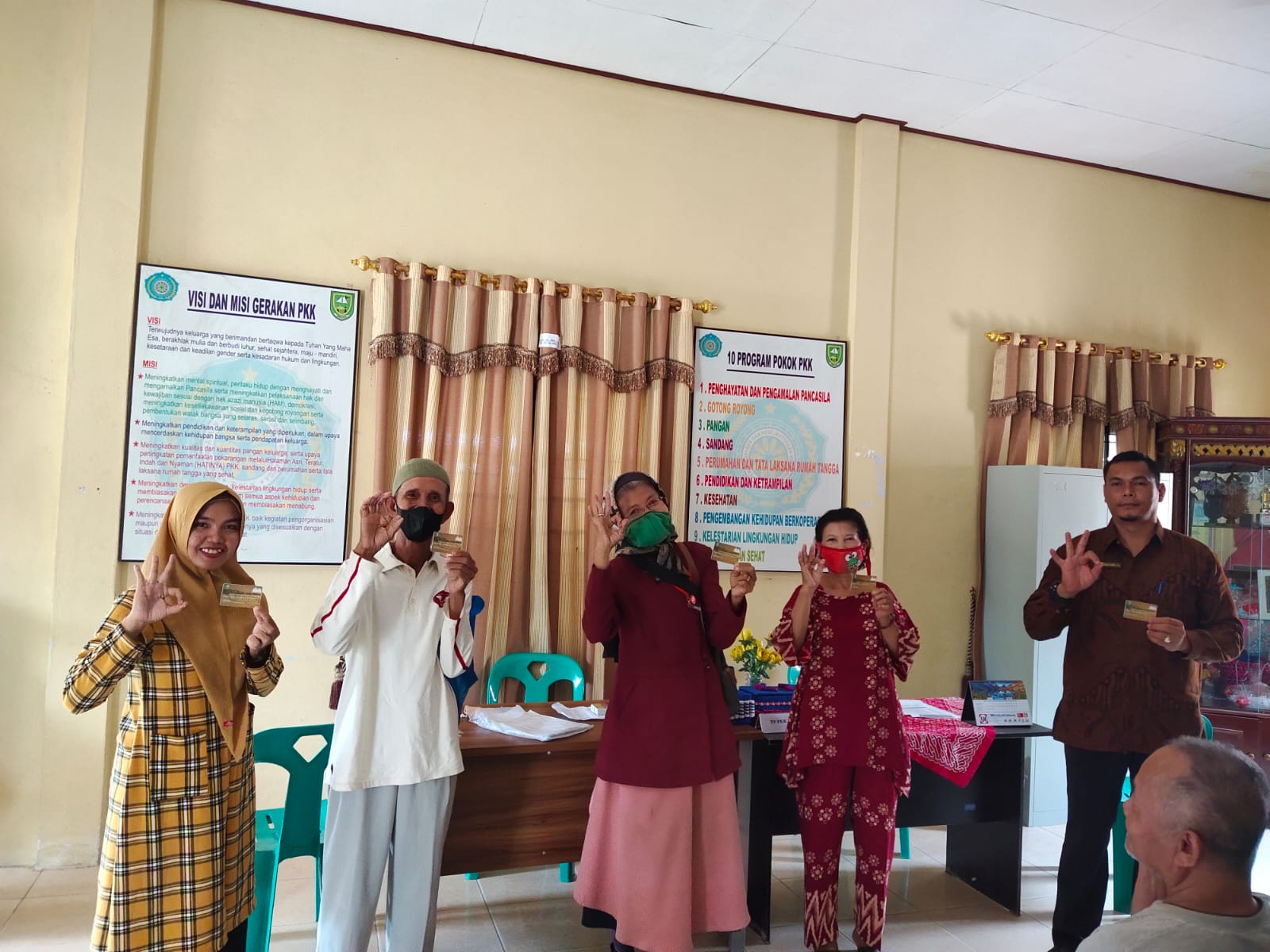 Pemdes Air Kulim Bagikan 35 Kartu Bersama Kepada Masyarakat