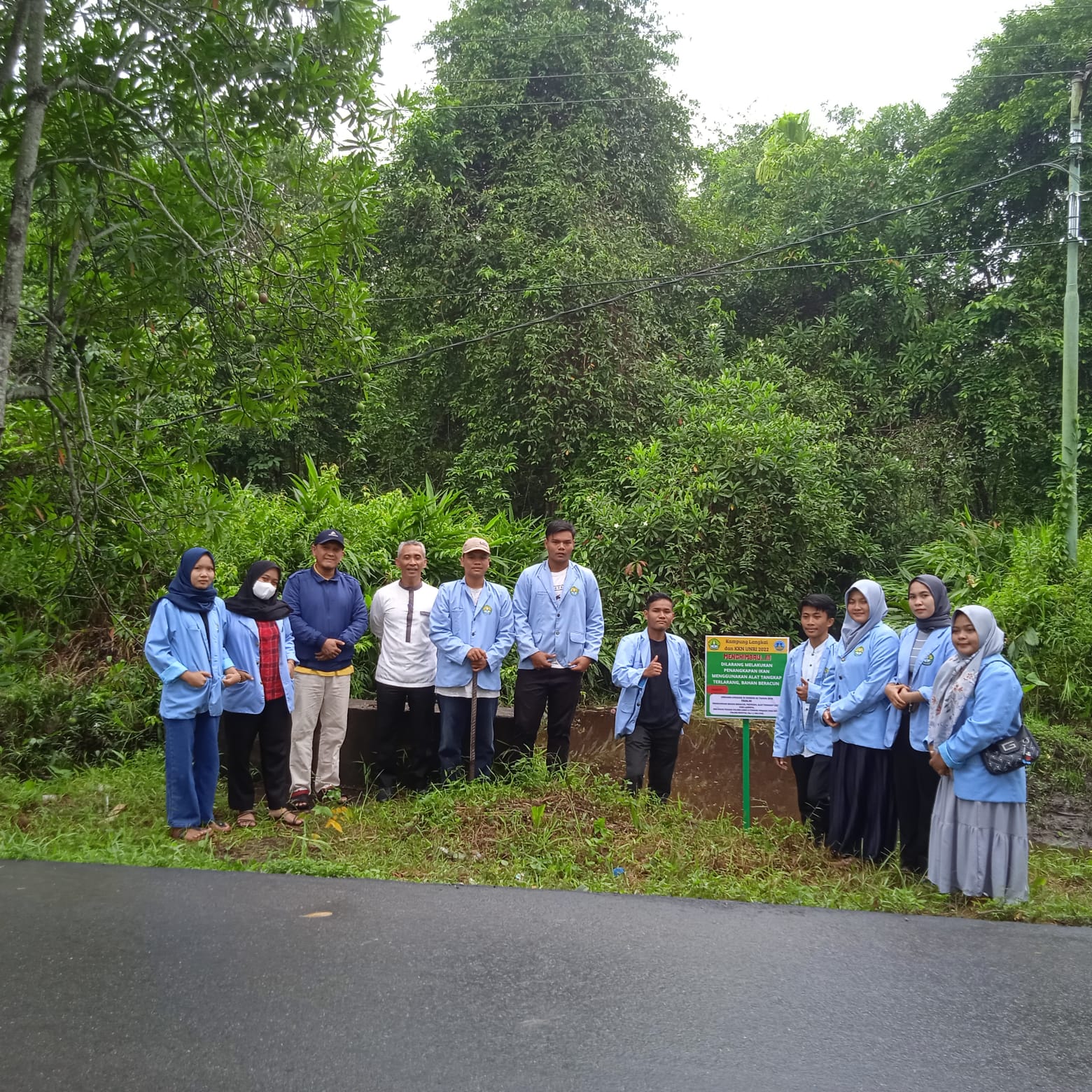 Mahasiswa KUKERTA UNRI 2022 Giatkan Pemasangan Bookcover Himbauan Larangan Penangkapan Ikan
