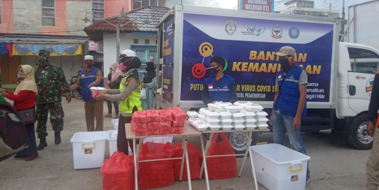 Relawan Covid-19 Inhil Bagikan Makanan dan Takjil, Menyasar Tukang Becak hingga Buruh