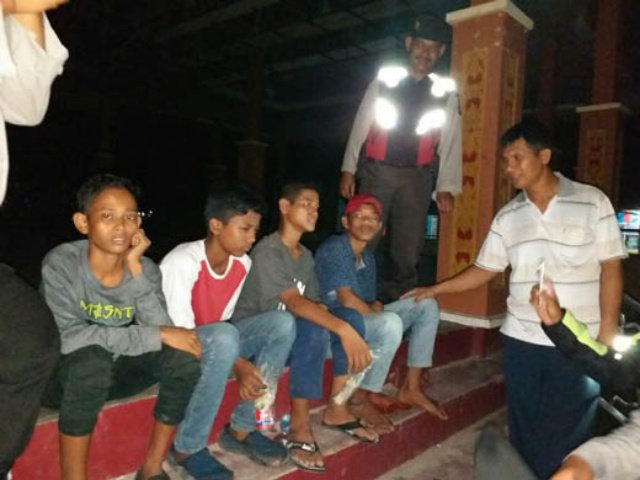 Lima Remaja yang Asyik 'Ngelem' Terjaring Operasi Cipkon