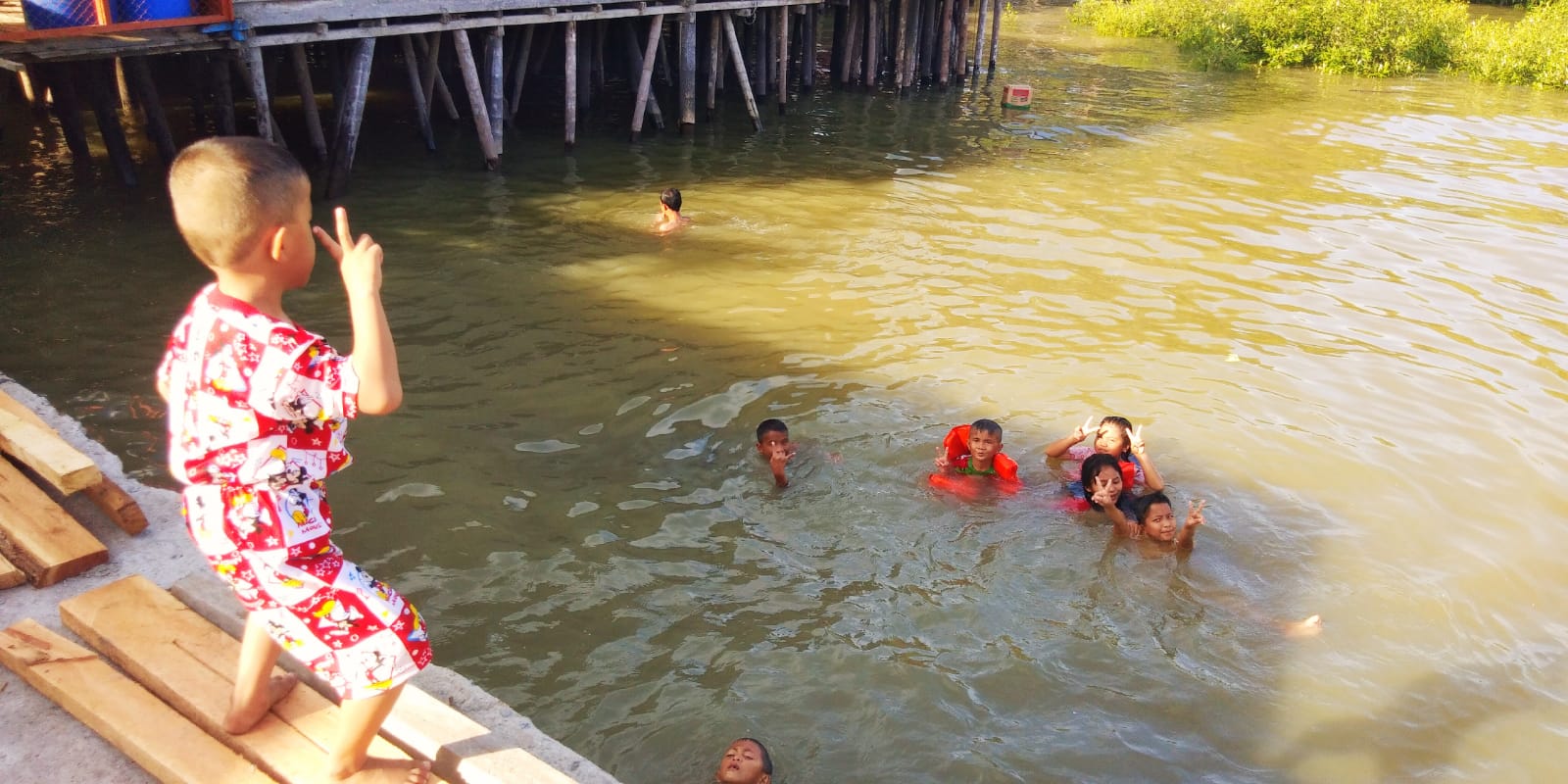 Asyiknya Berenang di Pantai Panipahan saat Air Pasang  Tiba